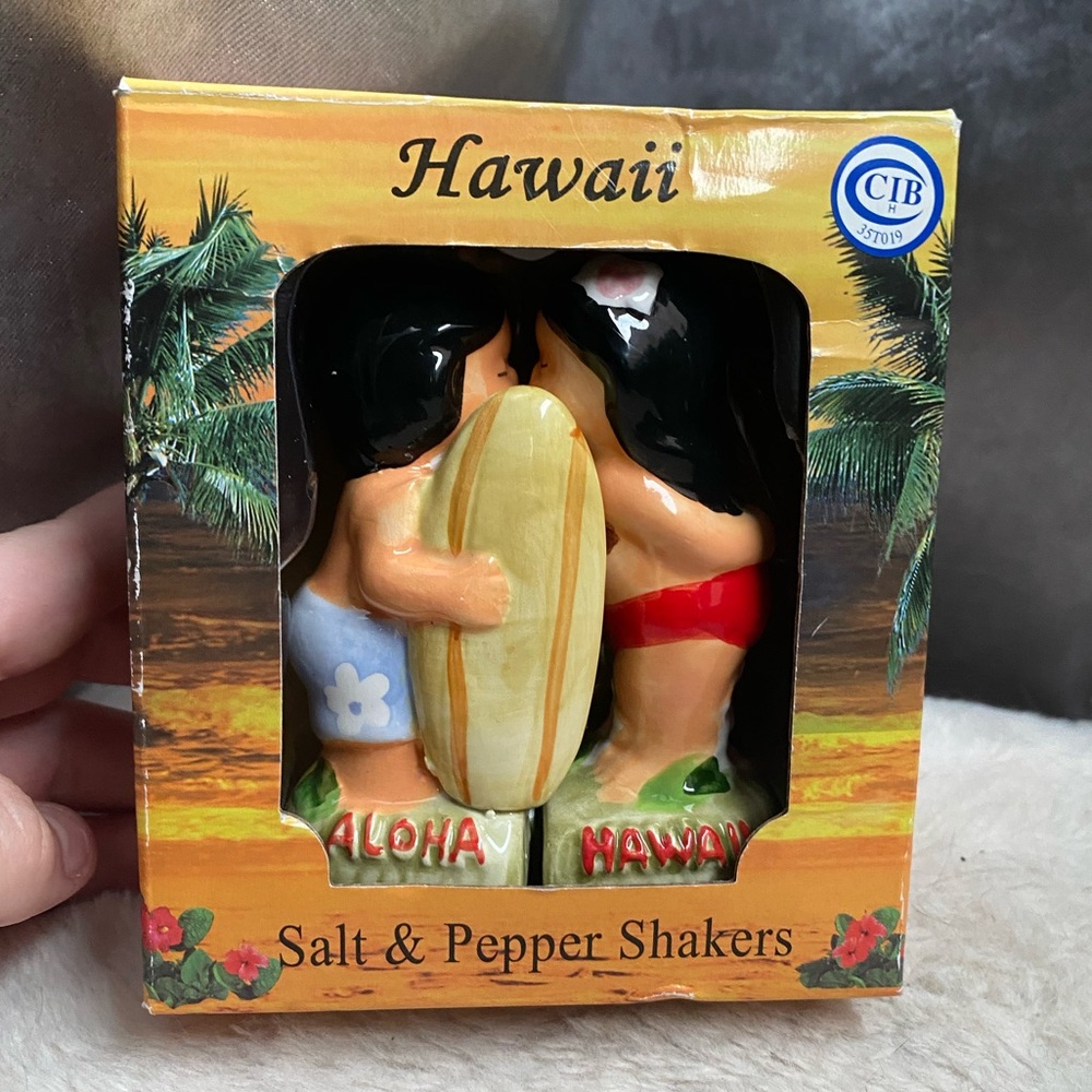 💏🏄NIB Aloha Kissing Boy and Girl Salt and Pepper Shakers with Surfboard